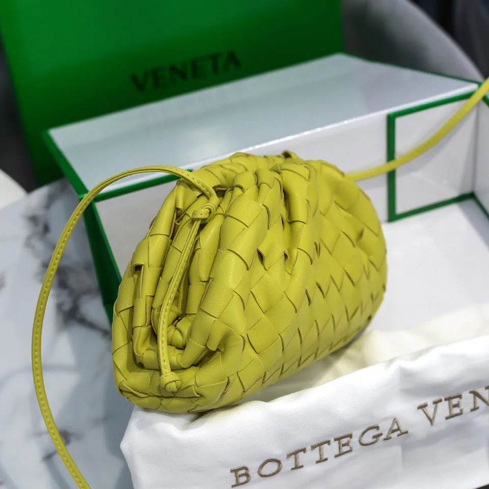 Batch 1260 Real shot👇2020 New colors on Xiaoyunduo Authentic Italian original Bottega Veneta This Pouch clutch bag is one of the first designs created by designer Daniel in BV. It has a simple soft silhouette bag body without any unnecessary decoration. It has a very elegant and high-end texture when you hold it casually in your hand. The more you look at it, the more you will be fascinated by it. Counter quality size: 22*12.7cm (Xiao Yunduo rough weaving)